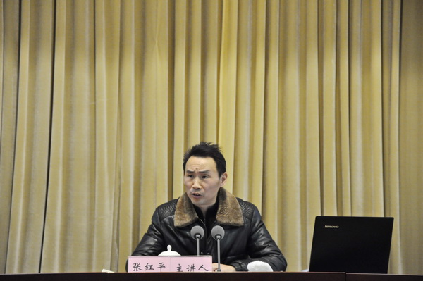 图为市纪委案件审理室主任张红平作专题培训