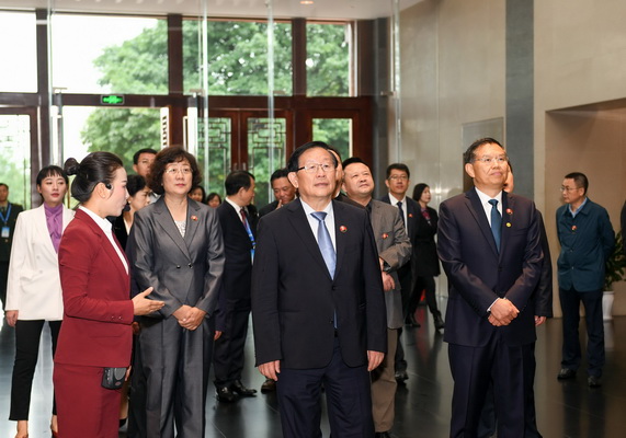 万钢、吕彩霞出席邓小平故里“致公林”揭碑仪式并培植纪念树